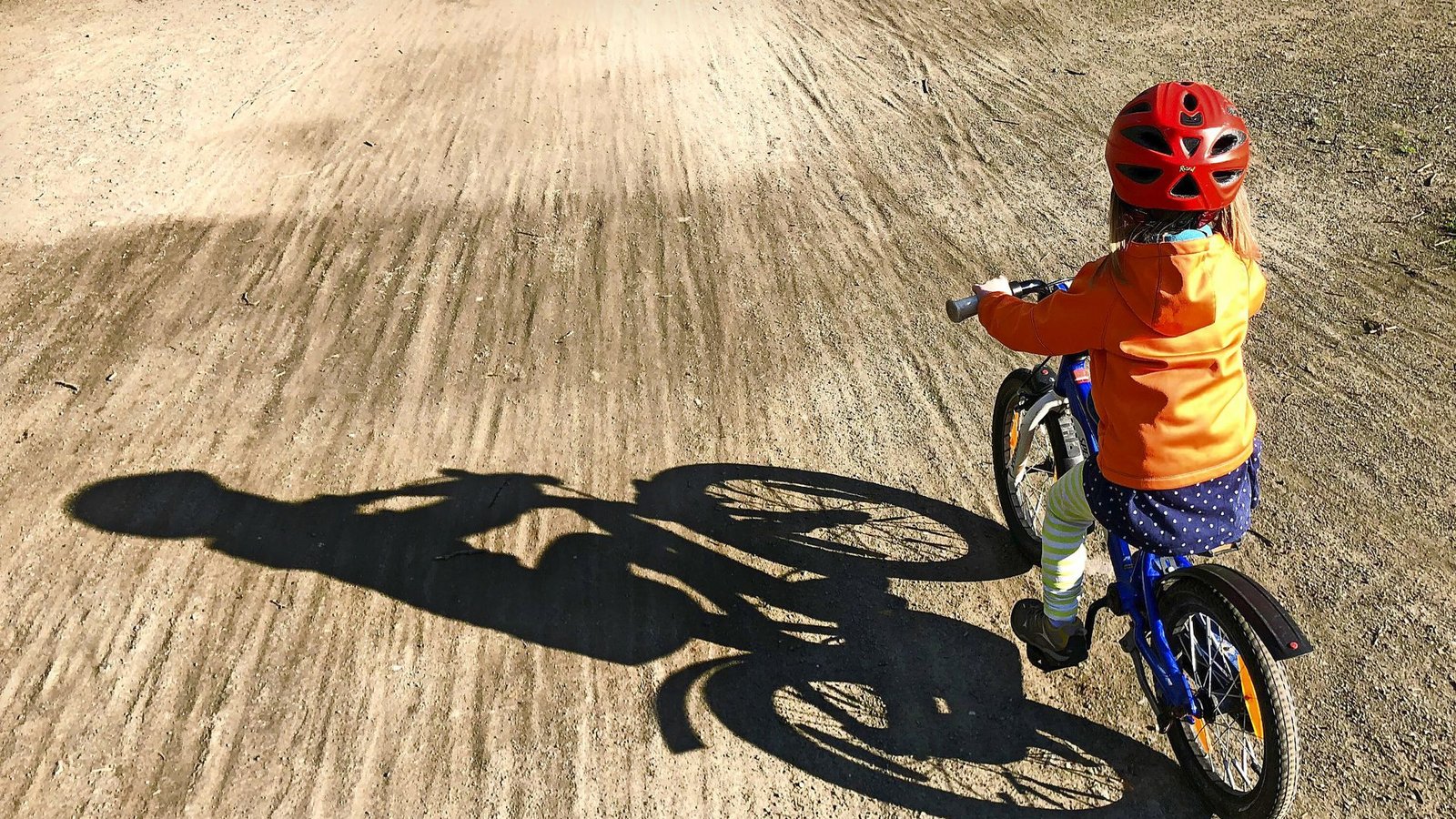 Wichtig für ein Kind ist, wie gut es mit seinem Fahrrad zurecht kommt. Nicht so wichtig ist daher, ob das Rad cool ist.Foto: dpa/Jan Woitas