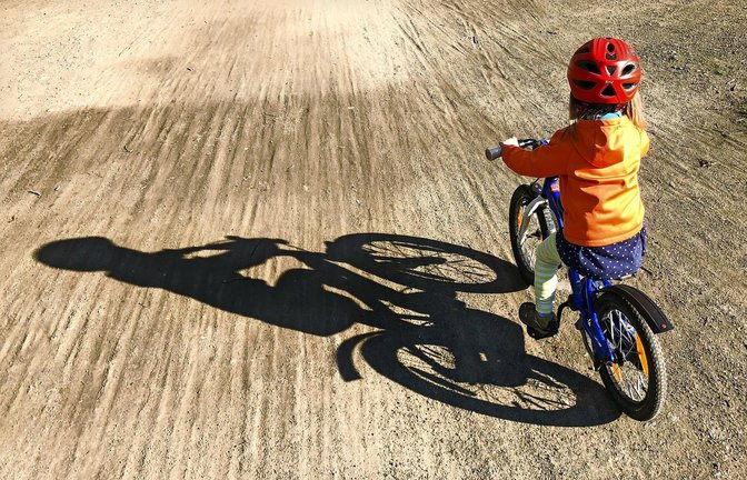 Wichtig für ein Kind ist, wie gut es mit seinem Fahrrad zurecht kommt. Nicht so wichtig ist daher, ob das Rad cool ist.<span class='image-autor'>Foto: dpa/Jan Woitas</span>