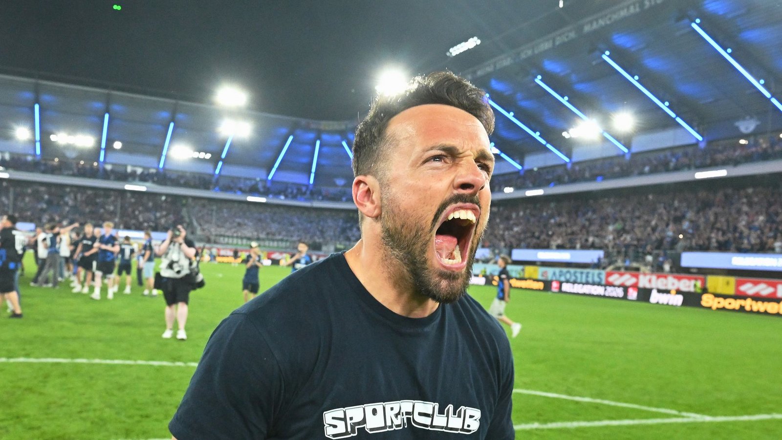 Trainer Ralf Kettemann (SC Paderborn 07) jubelt.Foto: Swen Pförtner/dpa