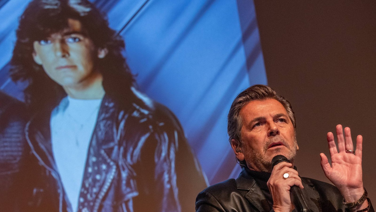 Im Duo mit sich selbst: Thomas Anders bei einem Konzert im Bonner Haus der Geschichte.Foto: IMAGO/Bonn.digital