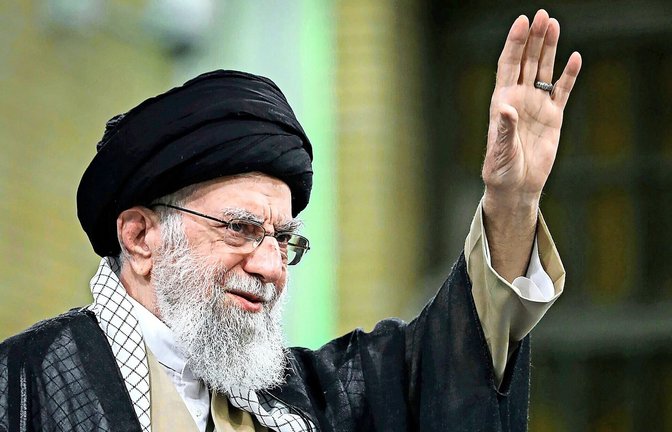 Der iranische Revolutionsführer Ajatollah Ali Chamenei wurde am Samstag von US-amerikanischen Streitkräften im Iran umgebracht.<span class='image-autor'>Foto: Uncredited/Office of the Iranian Supreme Leader/AP/dpa</span>