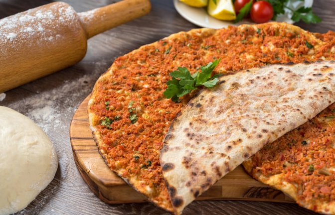 Erfahren Sie, was die Unterschiede zwischen einem Dürüm und einem Lahmacun sind. Döner-Varianten im Überblick.<span class='image-autor'>Foto: Yalcin Sonat / Shutterstock.com</span>