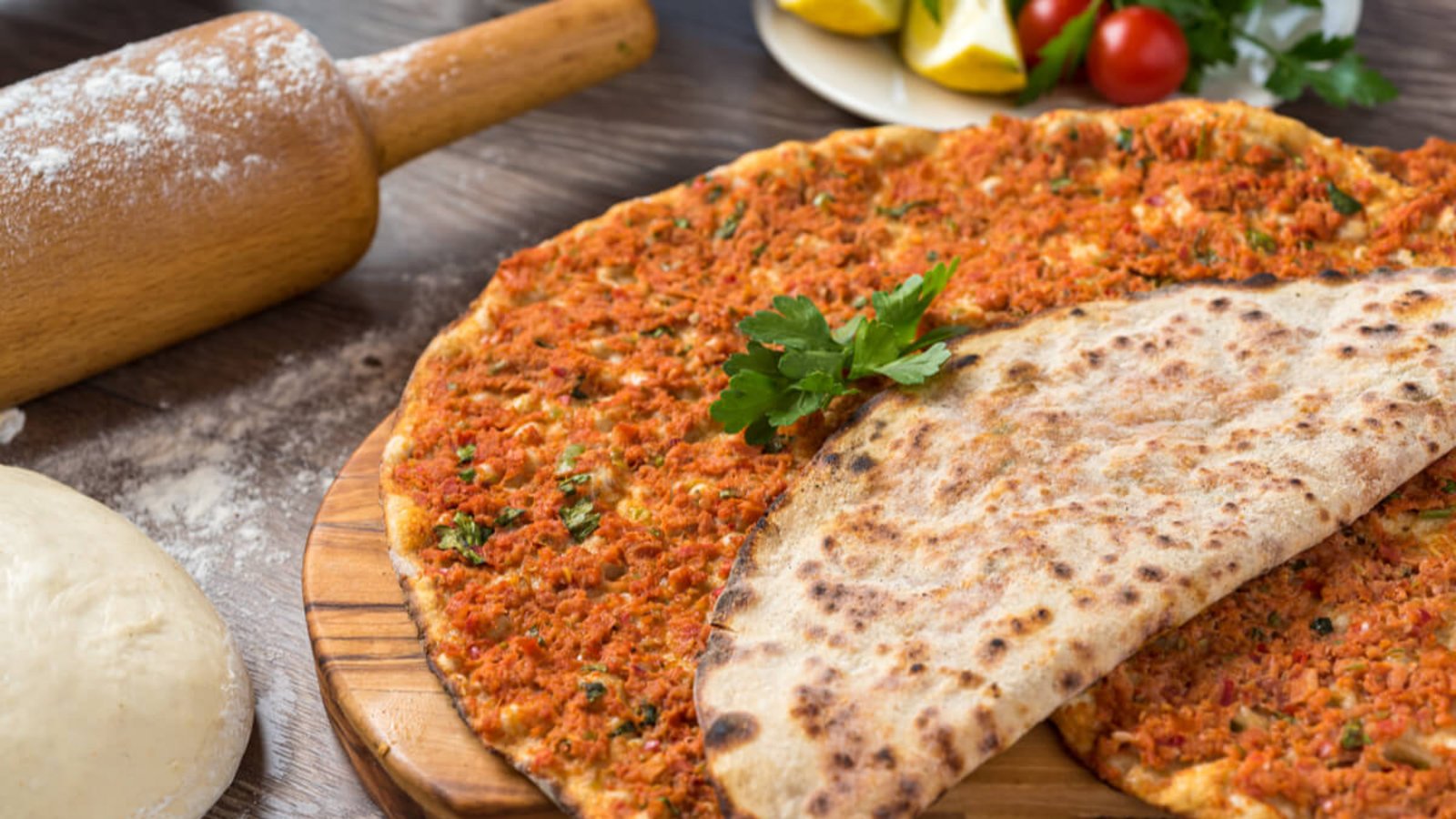 Erfahren Sie, was die Unterschiede zwischen einem Dürüm und einem Lahmacun sind. Döner-Varianten im Überblick.Foto: Yalcin Sonat / Shutterstock.com Erfahren Sie, was die Unterschiede zwischen einem Dürüm und einem Lahmacun sind. Döner-Varianten im Überblick.Foto: Yalcin Sonat / Shutterstock.com
