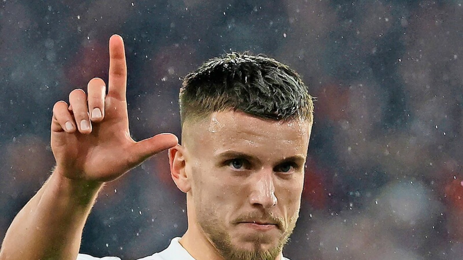Gruß an Tochter Leana: Ermedin Demirovic formt nach seinen Toren ein L.Foto: Baumann Gruß an Tochter Leana: Ermedin Demirovic formt nach seinen Toren ein L.Foto: Baumann
