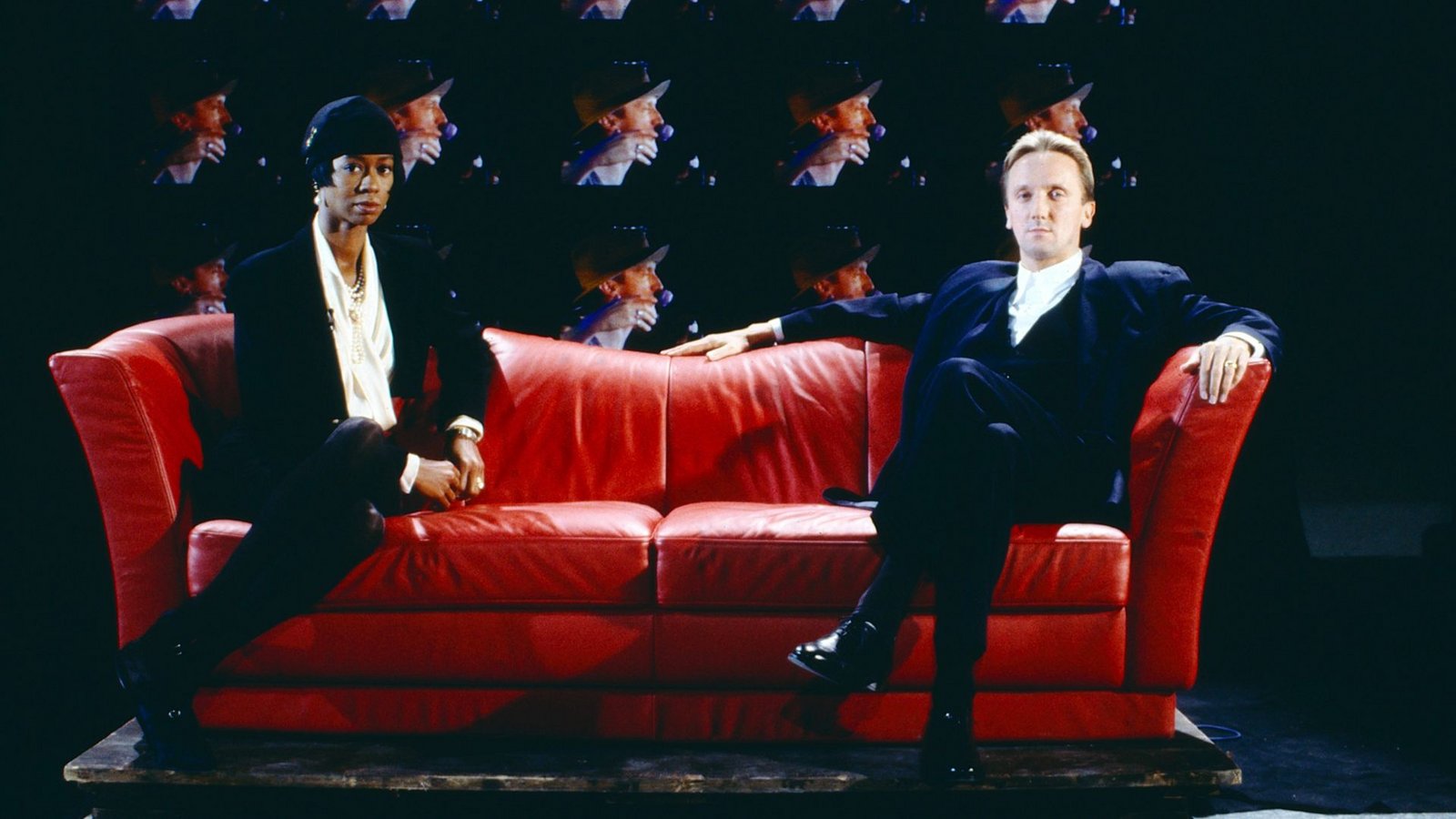Benz’ Kollektion „Forum 255“ bot in der ZDF-Sendung „Die rote Couch“ im Jahr 1991 unter anderem dem  Sänger Marius Müller-Westernhagen Platz.Foto: IMAGO/United Archives / kpa