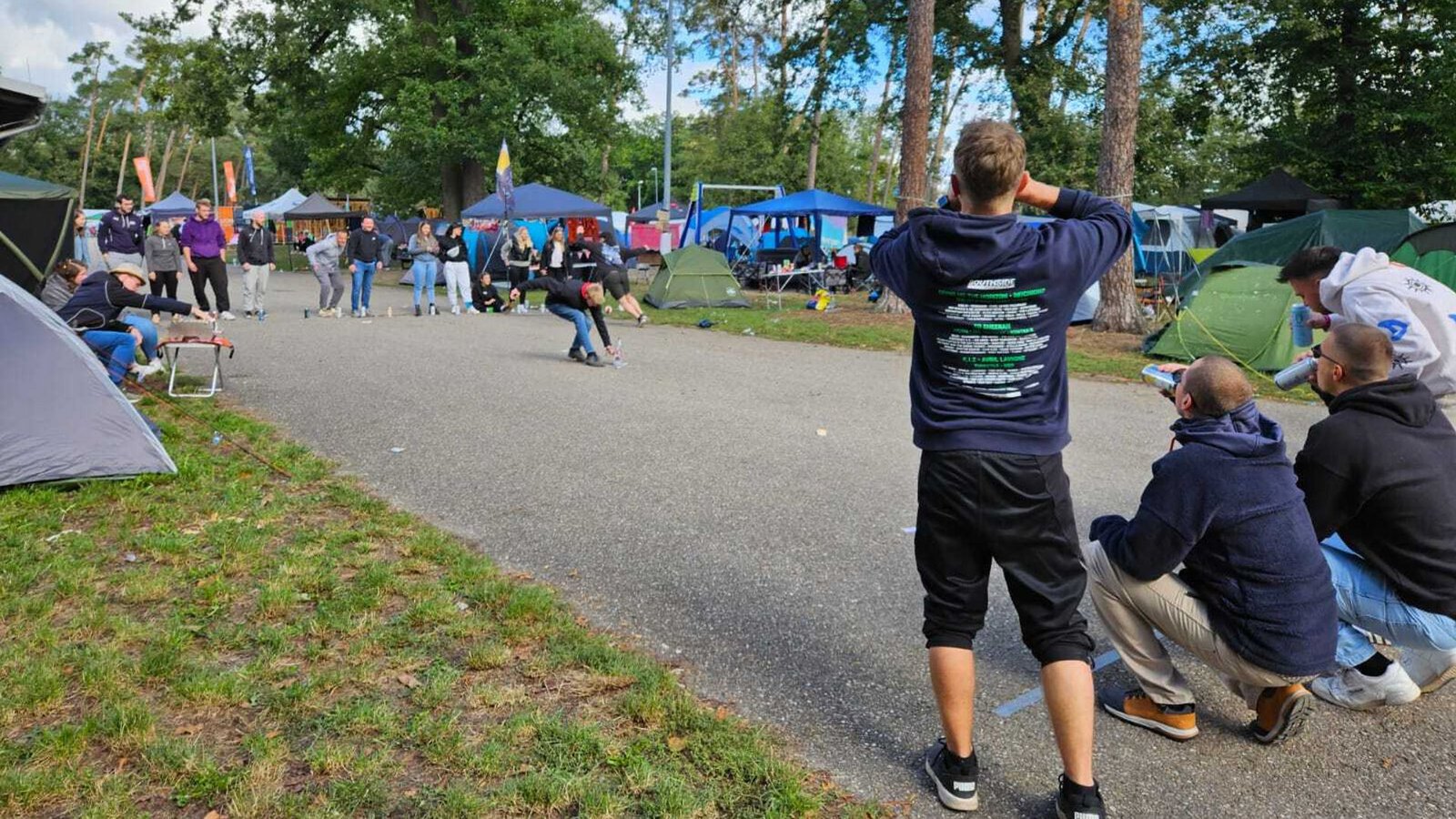 Das eine Team muss schnell die Flasche in der Mitte wieder aufstellen, das gegnerische Team muss solange trinken. Flunky Ball – ein sehr beliebtes Trinkspiel auf Festivals.Foto: Julika Wolf Das eine Team muss schnell die Flasche in der Mitte wieder aufstellen, das gegnerische Team muss solange trinken. Flunky Ball – ein sehr beliebtes Trinkspiel auf Festivals.Foto: Julika Wolf