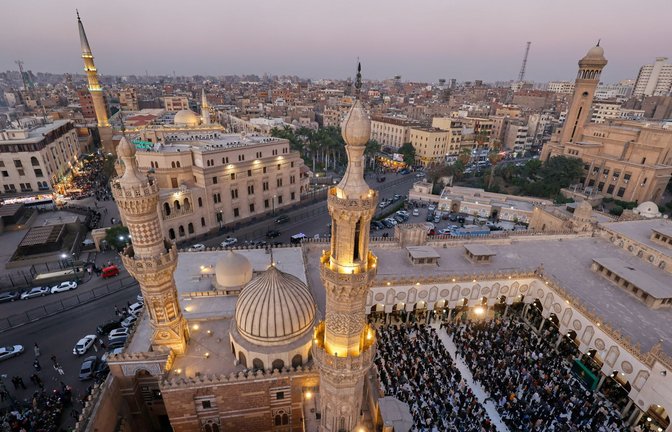 Fastenbrechen in einer Moschee in Kairo – dort wird auch für den Frieden gebetet.<span class='image-autor'>Foto: Ahmed Yosri/AP/dpa</span>