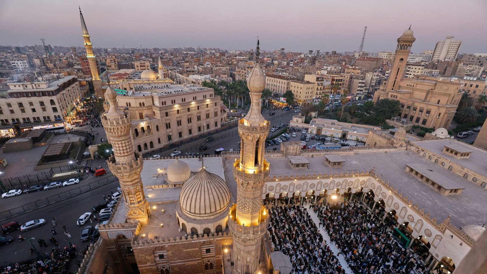 Fastenbrechen in einer Moschee in Kairo – dort wird auch für den Frieden gebetet.Foto: Ahmed Yosri/AP/dpa Fastenbrechen in einer Moschee in Kairo – dort wird auch für den Frieden gebetet.Foto: Ahmed Yosri/AP/dpa