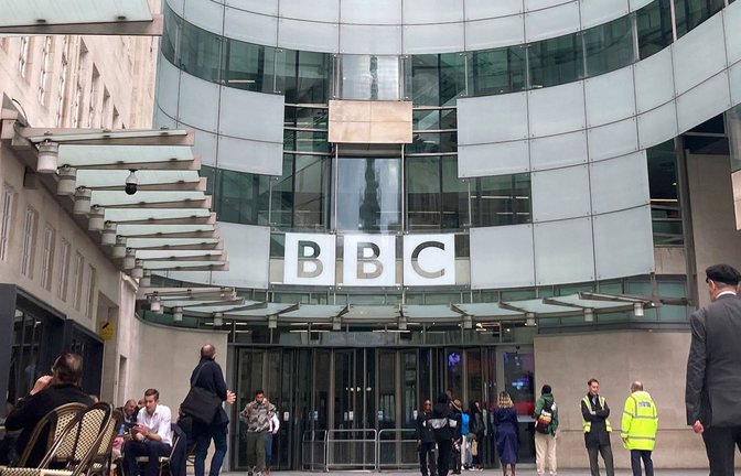 Das Sender-Logo prangt am Eingang der britischen Rundfunkanstalt BBC, die bis zu 2000 Stellen streichen will (Archivfoto).<span class='image-autor'>Foto: Christoph Meyer/dpa/Christoph Meyer</span>