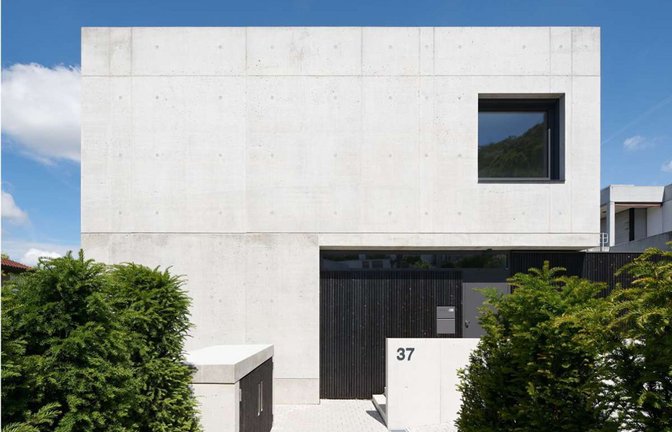 Auf  der Halbhöhe Ettlingens steht ein radikal schlichtes Einfamilienhaus aus Leichtbeton, entworfen von  Martin Dürr.<span class='image-autor'>Foto: Stephan /Baumann</span>