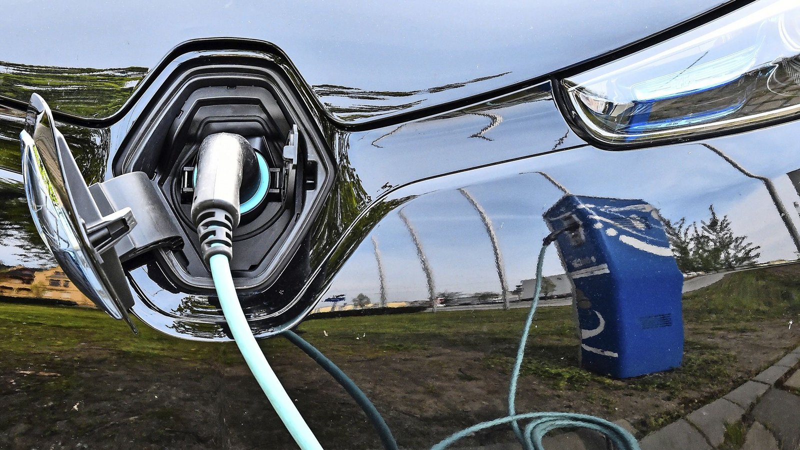 Schnelles Laden für E-Autos wird immer stärker ausgebaut – doch nicht unbedingt in der Fläche (Symbolbild).Foto: dpa/Patrick Pleul Schnelles Laden für E-Autos wird immer stärker ausgebaut – doch nicht unbedingt in der Fläche (Symbolbild).Foto: dpa/Patrick Pleul