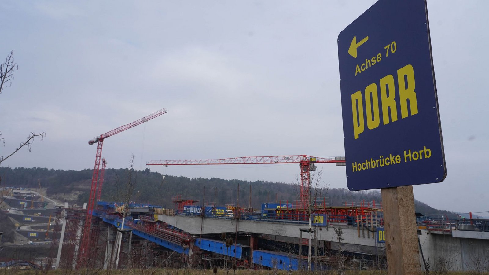 Nach dem Absturz einer Arbeitsgondel auf der Brückenbaustelle der Neckartalbrücke mit drei toten Bauarbeitern läuft die Ursachensuche.Foto: Andreas Rosar Fotoagentur-Stuttg