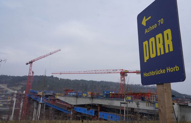 Nach dem Absturz einer Arbeitsgondel auf der Brückenbaustelle der Neckartalbrücke mit drei toten Bauarbeitern läuft die Ursachensuche.<span class='image-autor'>Foto: Andreas Rosar Fotoagentur-Stuttg</span>