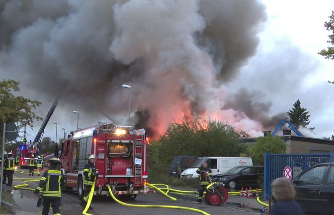 Auf einem Schrottplatz in Ludwigshafen brach das Feuer aus.<span class='image-autor'>Foto: Thorsten Kremers/dpa</span>