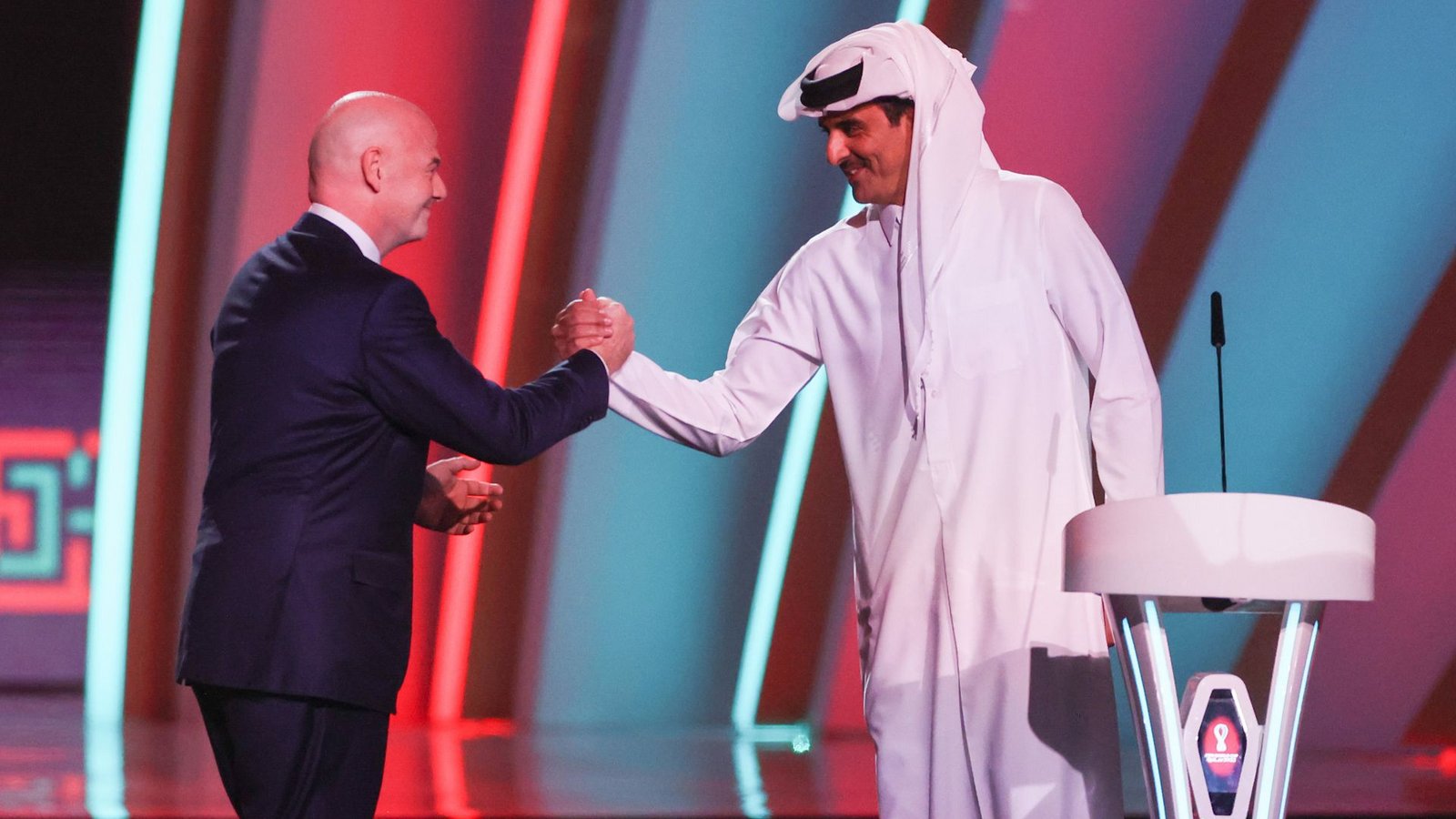 Fifa-Präsident Gianni Infantino (li.) mit Scheich Tamim bin Hamad Al Thani, dem Emir von Katar, zu Beginn der Auslosung.Foto: dpa/Christian Charisius
