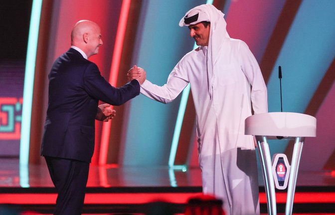 Fifa-Präsident Gianni Infantino (li.) mit Scheich Tamim bin Hamad Al Thani, dem Emir von Katar, zu Beginn der Auslosung.<span class='image-autor'>Foto: dpa/Christian Charisius</span>