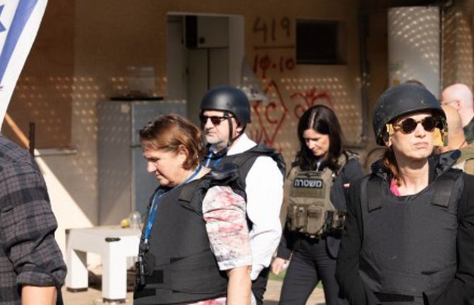 Theresa Schopper (links) hat bei einer Israel-Reise den   Kibbuz Kfar Aza in der Nähe des Gazastreifens besucht.<span class='image-autor'>Foto: David Ermes / MBWFK</span>