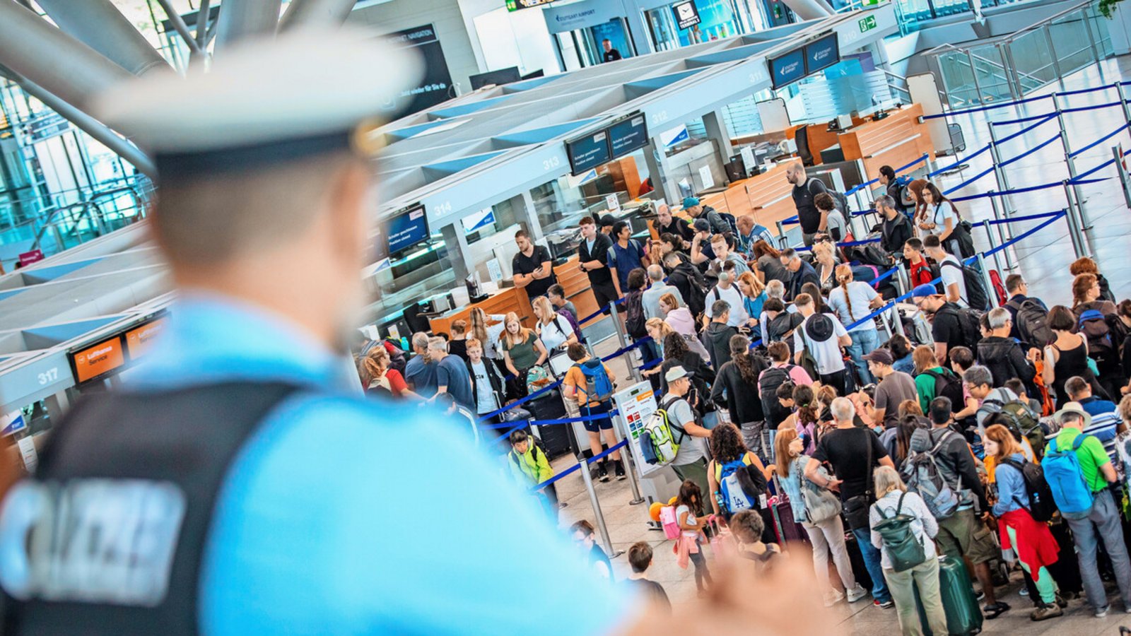 Für Passagiere, die am Donnerstag von Stuttgart aus über Frankfurt in die Welt fliegen wollten, gestaltete sich die Reise schwierig.Foto: Lichtgut/Christoph Schmidt