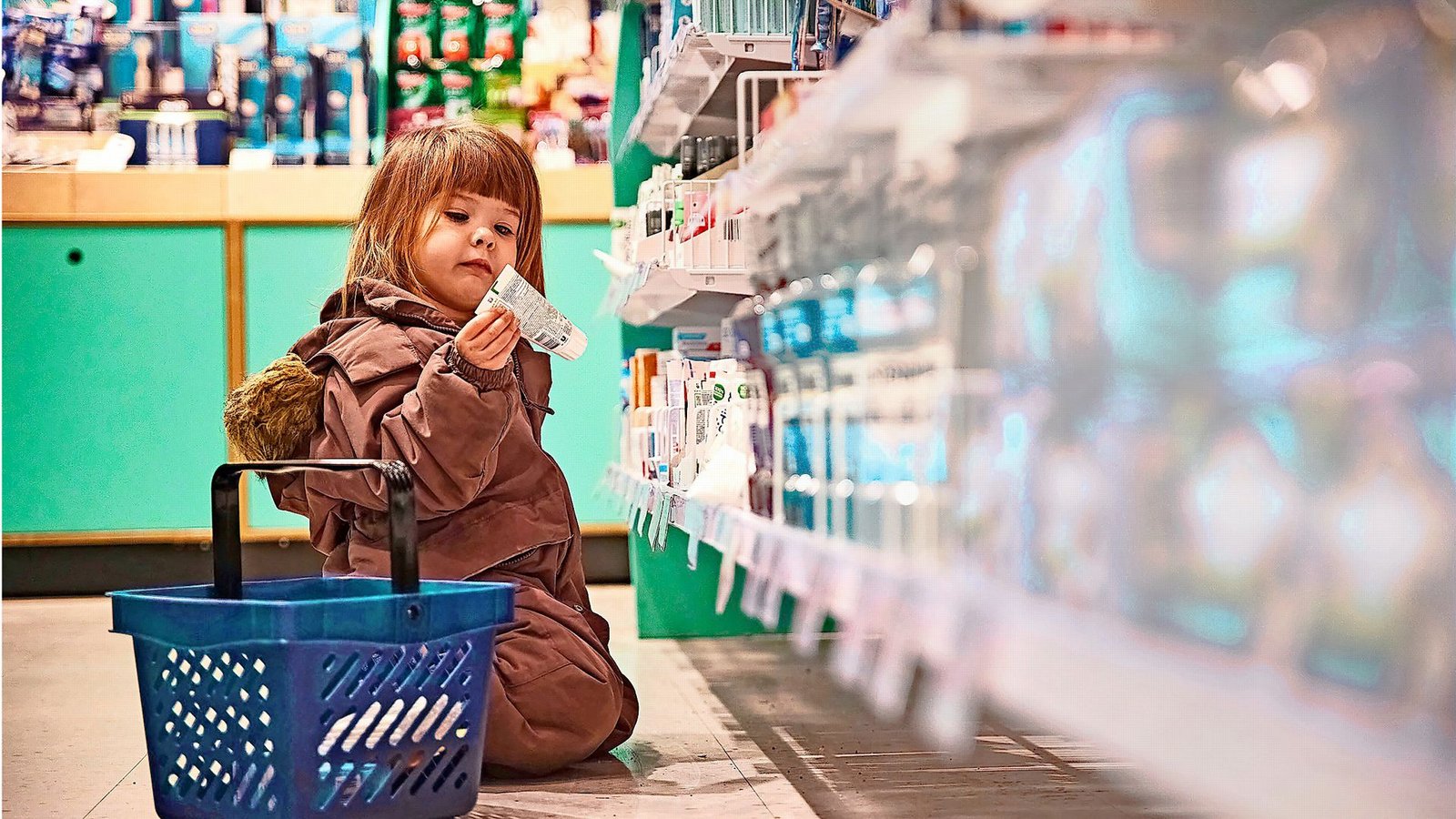 Was ist das? Kann ich das gebrauchen? Kinder müssen erst lernen, dass es Mein und Dein gibt. Sowohl in der Familie als auch in einem Laden.
Foto: Adobe Stock/Viktor OsipenkoFoto: Was ist das? Kann ich das gebrauchen? Kinder müssen erst lernen, dass es Mein und Dein gibt. Sowohl in der Familie als auch in einem Laden.
Foto: Adobe Stock/Viktor OsipenkoFoto: 