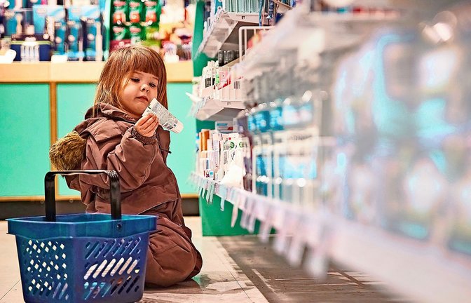 Was ist das?  Kann ich das gebrauchen? Kinder müssen erst lernen, dass es Mein und Dein gibt. Sowohl in der Familie als auch in einem Laden.
Foto: Adobe Stock/Viktor Osipenko<span class='image-autor'>Foto: &nbsp;</span>