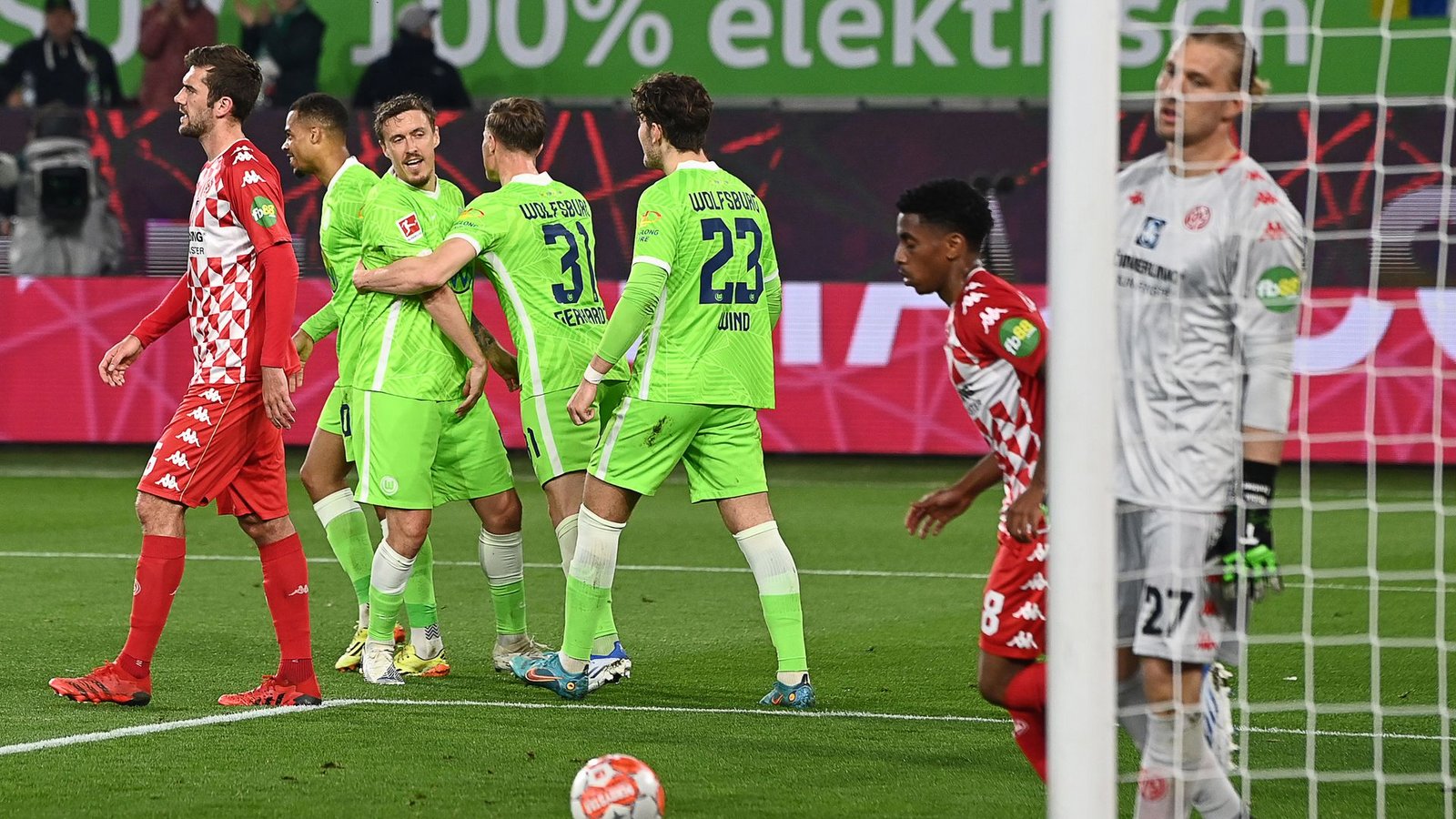 Max Kruse (3.v.l.) war der gefeierte Wolfsburger beim Sieg gegen Mainz.Foto: Swen Pförtner/dpa
