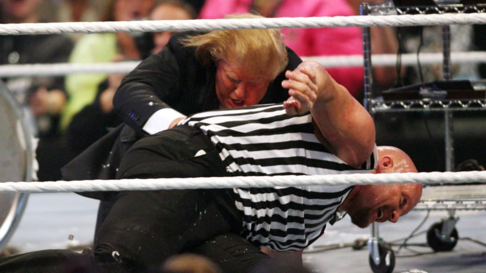 Wrestling ist in den USA sehr populär. Auch Donald Trump hat eine lange Geschichte mit World Wrestling Entertainment. Bei der Battle of the Billionaires knöpft er sich 2007 den Ringrichter Stone Cold Steve Austin vor.Imago/UPI Photo