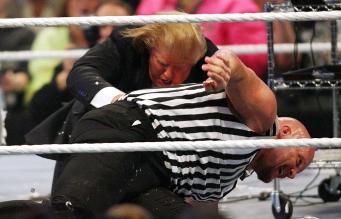 Wrestling ist in den USA sehr populär. Auch Donald Trump hat eine lange Geschichte mit World Wrestling Entertainment. Bei der Battle of the Billionaires knöpft er sich 2007 den Ringrichter Stone Cold Steve Austin vor.<span class='image-autor'>Imago/UPI Photo</span>