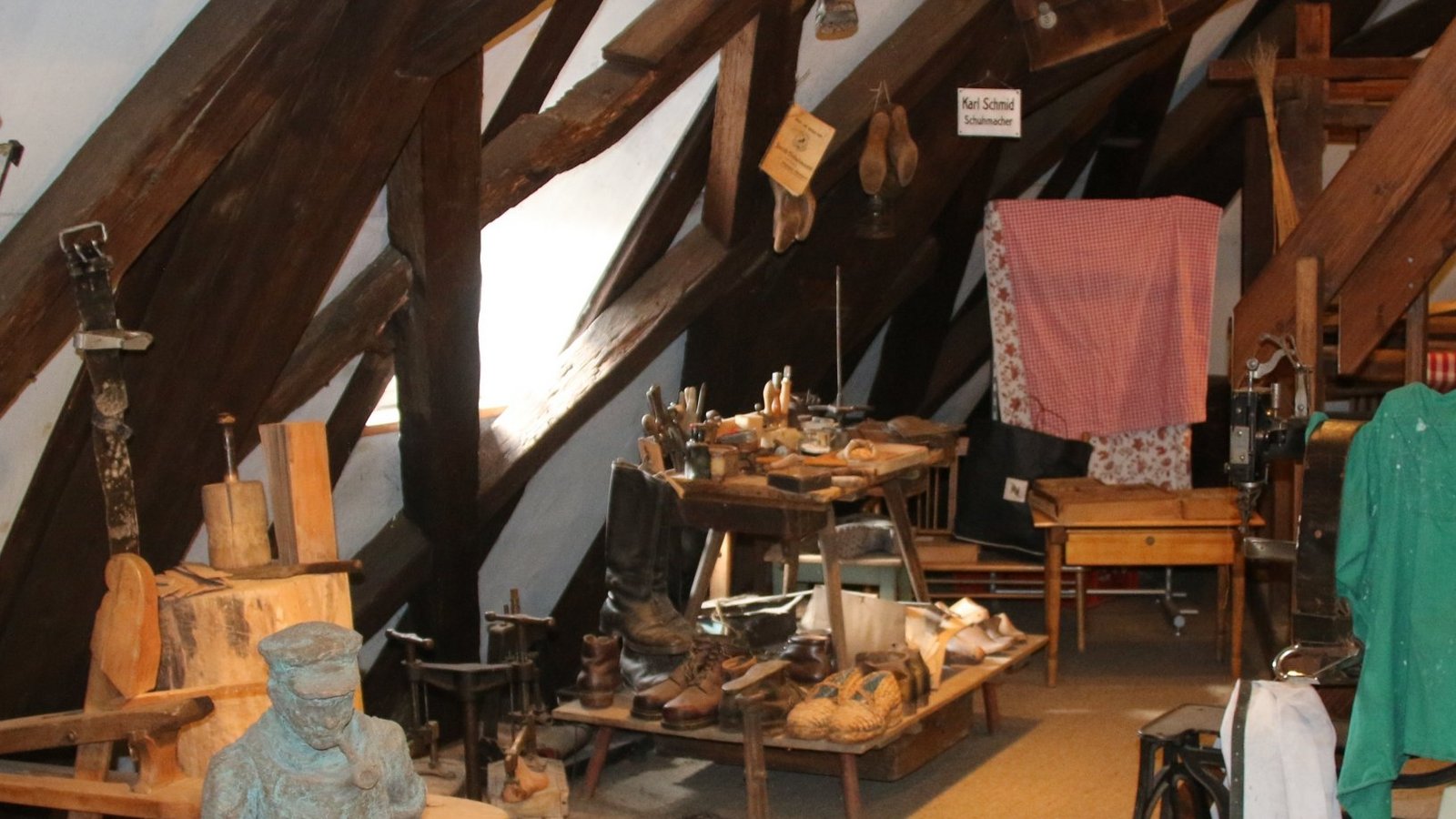 Brandgefahr: Sowohl Holzdach als auch Exponate im Stadtmuseum Vaihingen würden im Ernstfall zu gefährlichem Brennstoff. Archivfotos: VKZ
