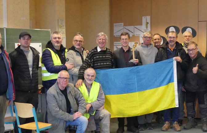 Das GAW-Team am Ende des Friedensgebets in der Hochdorfer Schule, gemeinsam mit Dekan Dr. Johannes Zimmermann (Sechster von links) und Projektleiter Ulrich Hirsch (Fünfter von links). <span class='image-autor'>Foto: p</span>