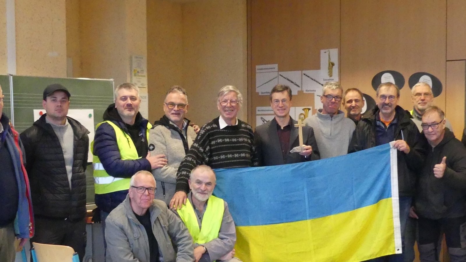 Das GAW-Team am Ende des Friedensgebets in der Hochdorfer Schule, gemeinsam mit Dekan Dr. Johannes Zimmermann (Sechster von links) und Projektleiter Ulrich Hirsch (Fünfter von links). Foto: p