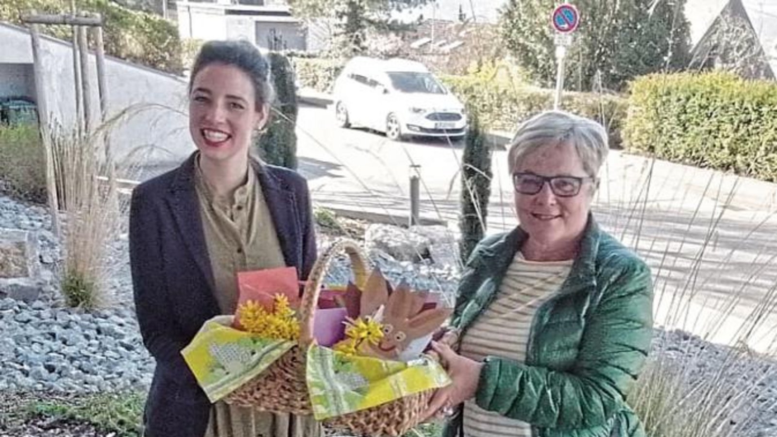Im Namen des Kindergartens St. Maria in Vaihingen und der Z.E.I.T.-Gruppe der katholischen Seelsorgeeinheit Vaihingen-Eberdingen überreichte Gaby Wrobel (rechts) in diesen Tagen bunte Ostergrüße an die Bewohner der beiden Pflegeheime Kursana-Domizil und Karl-Gerok-Stift. Foto: p Im Namen des Kindergartens St. Maria in Vaihingen und der Z.E.I.T.-Gruppe der katholischen Seelsorgeeinheit Vaihingen-Eberdingen überreichte Gaby Wrobel (rechts) in diesen Tagen bunte Ostergrüße an die Bewohner der beiden Pflegeheime Kursana-Domizil und Karl-Gerok-Stift. Foto: p
