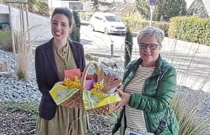 Im Namen des Kindergartens St. Maria in Vaihingen und der Z.E.I.T.-Gruppe der katholischen Seelsorgeeinheit Vaihingen-Eberdingen überreichte Gaby Wrobel (rechts) in diesen Tagen bunte Ostergrüße an die Bewohner der beiden Pflegeheime Kursana-Domizil und Karl-Gerok-Stift.  Foto: p