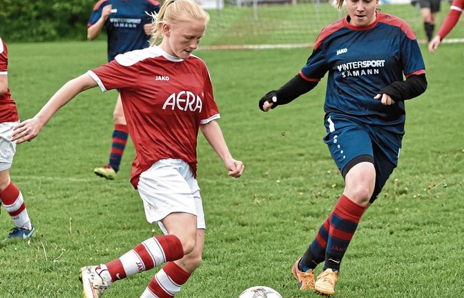 Der SV Horrheim (links Alani Tiefenbach) strebt im ersten Spiel nach dem Aufstieg gleich einen Heimsieg an. Foto: Leitner
