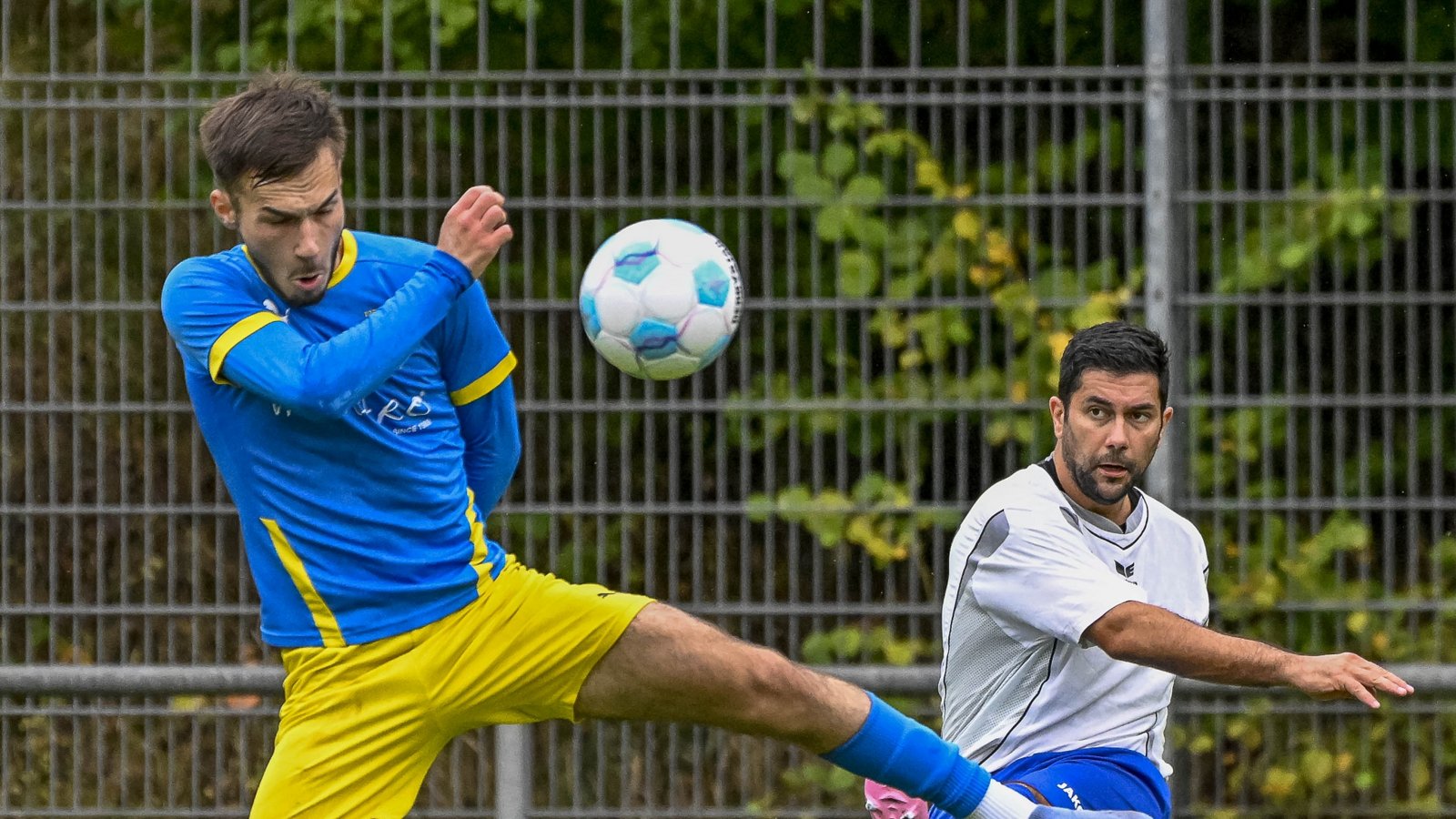 Nelson Caldas (rechts) peilt mit der SGM Gündelbach/Häfnerhaslach gegen den SV Sternenfels einen Heimerfolg an. Foto: Leitner