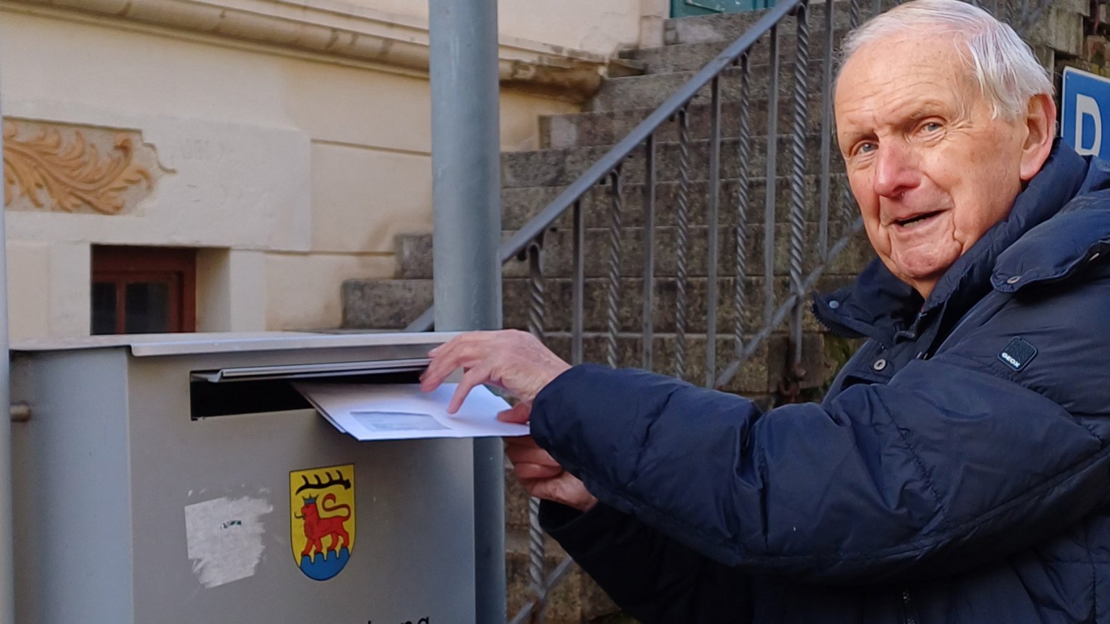 Die ersten Wahlbenachrichtigungen sind bei den Bürgerinnen und Bürgern eingetrudelt und an den zwei Briefkästen des Vaihinger Rathauses herrschte gestern reges Treiben, als Anträge für die Briefwahl eingeworfen wurden. Ebenfalls frühzeitig dabei ist Lothar Baumann aus Enzweihingen.  Foto: Rücker