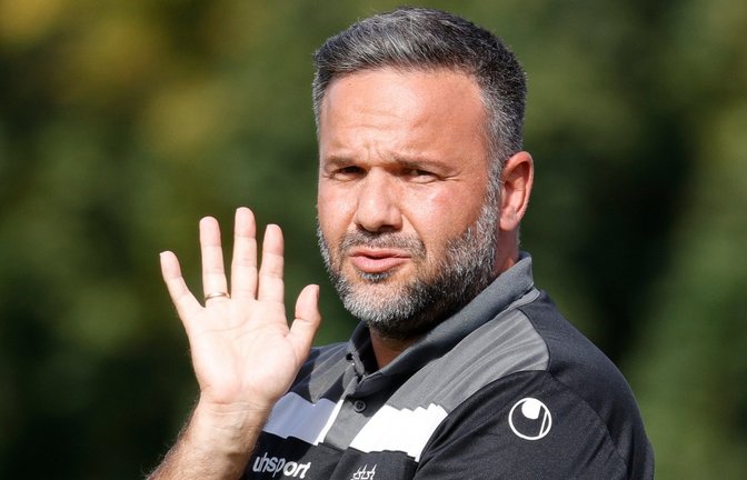 Bäumchen wechsel” dich auf den Trainerbänken: Für den freigestellten Evangelos Sbonias fanden die Verantwortlichen des Oberligisten SGV Freiberg Ersatz in Ramon Gehrmann (links). Sbonias (rechts) hat aber auch schon wieder einen neuen Job: Er übernimmt im Sommer den abstiegsbedrohten Regionalligisten SG Sonnenhof Großaspach. <span class='image-autor'>Fotos: Baumann</span>