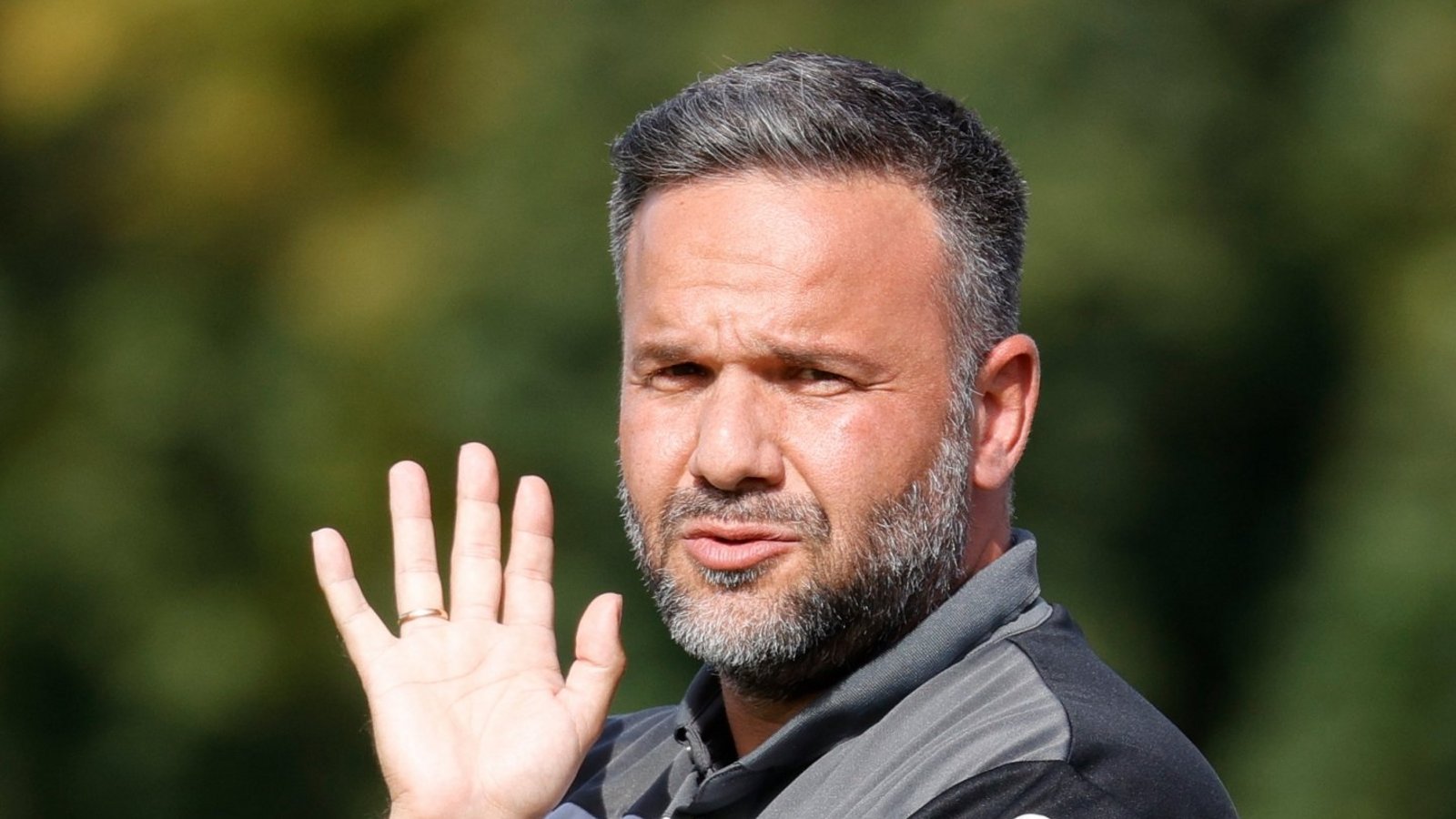 Bäumchen wechsel” dich auf den Trainerbänken: Für den freigestellten Evangelos Sbonias fanden die Verantwortlichen des Oberligisten SGV Freiberg Ersatz in Ramon Gehrmann (links). Sbonias (rechts) hat aber auch schon wieder einen neuen Job: Er übernimmt im Sommer den abstiegsbedrohten Regionalligisten SG Sonnenhof Großaspach. Fotos: Baumann Bäumchen wechsel” dich auf den Trainerbänken: Für den freigestellten Evangelos Sbonias fanden die Verantwortlichen des Oberligisten SGV Freiberg Ersatz in Ramon Gehrmann (links). Sbonias (rechts) hat aber auch schon wieder einen neuen Job: Er übernimmt im Sommer den abstiegsbedrohten Regionalligisten SG Sonnenhof Großaspach. Fotos: Baumann