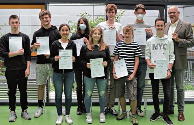 Schulleiter Stefan Ranzinger (rechts) ist stolz auf seine Schülerinnen und Schüler.  Foto: p