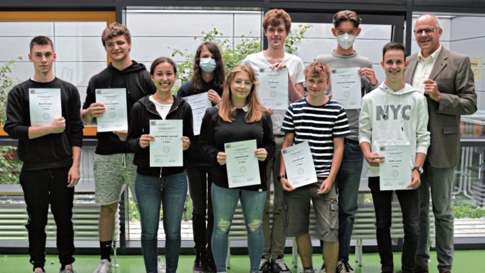 Schulleiter Stefan Ranzinger (rechts) ist stolz auf seine Schülerinnen und Schüler.  Foto: p