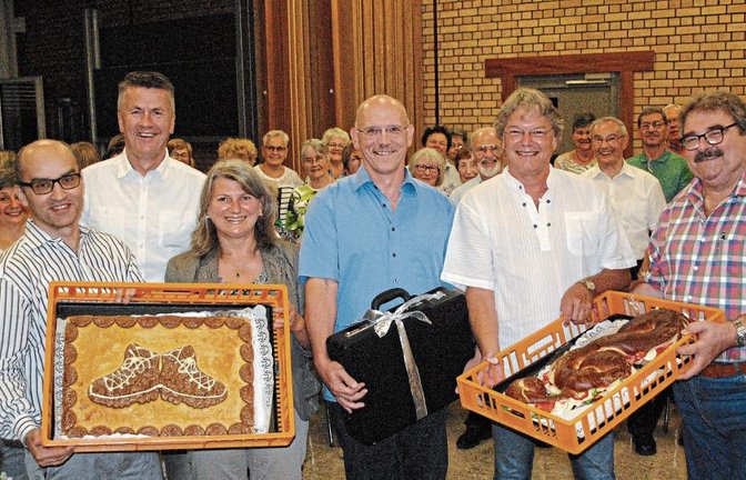 Ehre wem Ehre gebührt: Chorleiter Jürgen Huttenlocher (Dritter von rechts)) im Kreise von Bürgermeister Harald Eiberger (v on links), dem 2. Eintracht-Vorsitzenden Hartmut Thiedicke, Vereinschefin Elke Henz, Thomas Ungerer, stellvertretender Chorleiter im Chorverband Enz und dessen Vorsitzenden Peter Heinke.  Foto: Stahlfeld