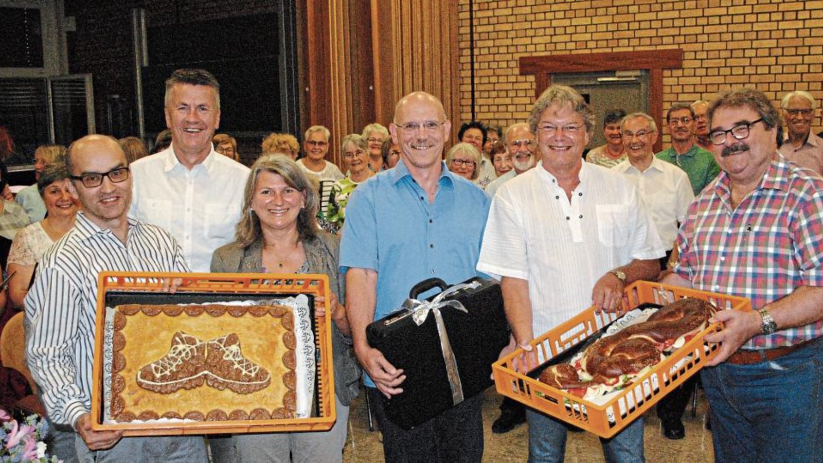 Ehre wem Ehre gebührt: Chorleiter Jürgen Huttenlocher (Dritter von rechts)) im Kreise von Bürgermeister Harald Eiberger (v on links), dem 2. Eintracht-Vorsitzenden Hartmut Thiedicke, Vereinschefin Elke Henz, Thomas Ungerer, stellvertretender Chorleiter im Chorverband Enz und dessen Vorsitzenden Peter Heinke.  Foto: Stahlfeld