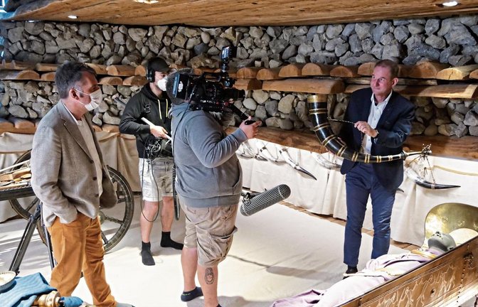 Dokumentarfilmer Manfred Uhlig (links) lässt sich von Landesarchäologe Prof. Dr. Dirk Krausse erklären, dass die Kelten gerne getrunken und sich aufs Jenseits vorbereitet haben. Foto: Friedrich