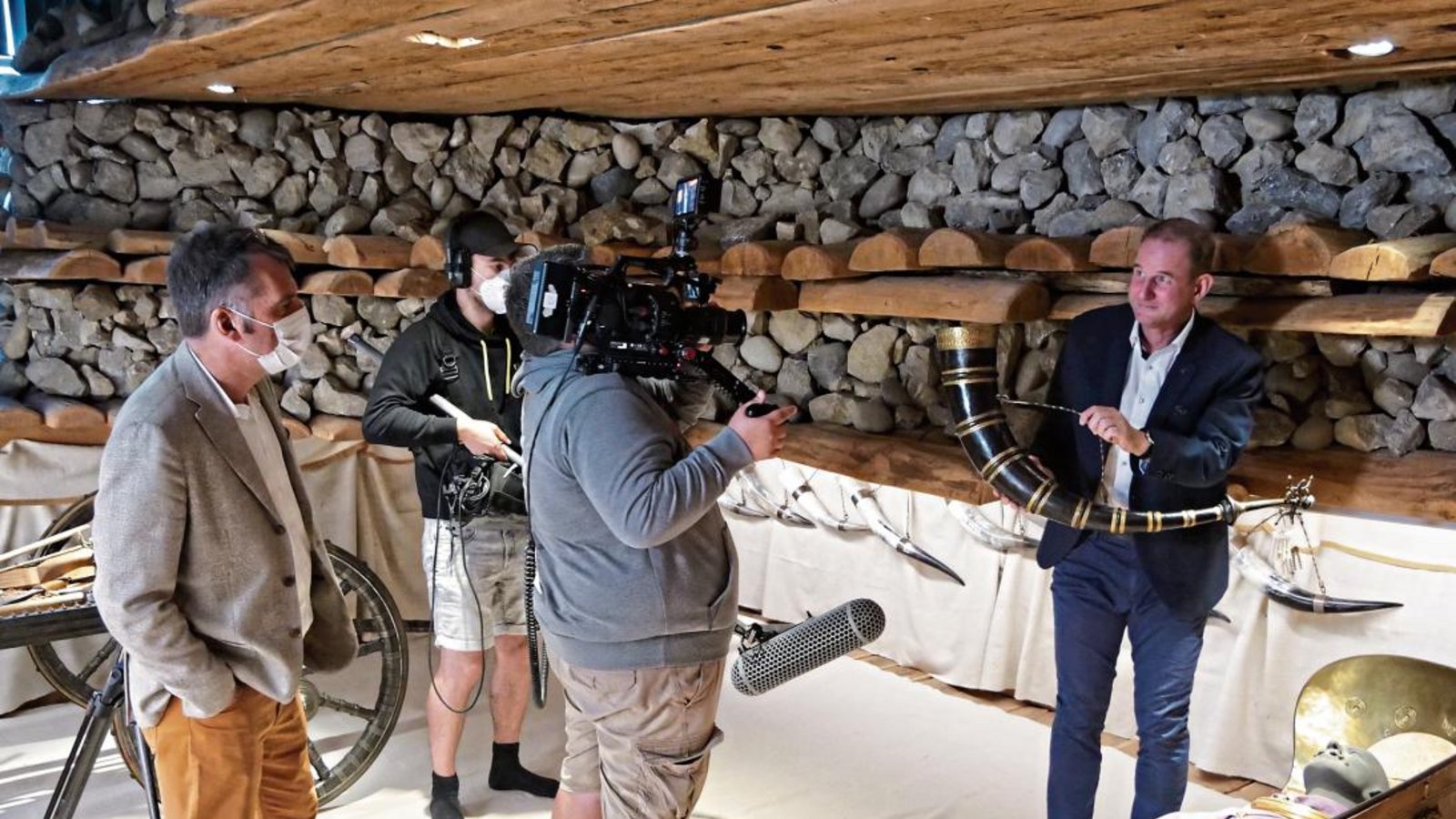 Dokumentarfilmer Manfred Uhlig (links) lässt sich von Landesarchäologe Prof. Dr. Dirk Krausse erklären, dass die Kelten gerne getrunken und sich aufs Jenseits vorbereitet haben. Foto: Friedrich Dokumentarfilmer Manfred Uhlig (links) lässt sich von Landesarchäologe Prof. Dr. Dirk Krausse erklären, dass die Kelten gerne getrunken und sich aufs Jenseits vorbereitet haben. Foto: Friedrich