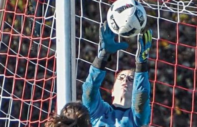 Anna Winkler (hinten), die Torhüterin des SV Horrheim II, war ein starker Rückhalt für ihre Mannschaft. Foto: Leitner