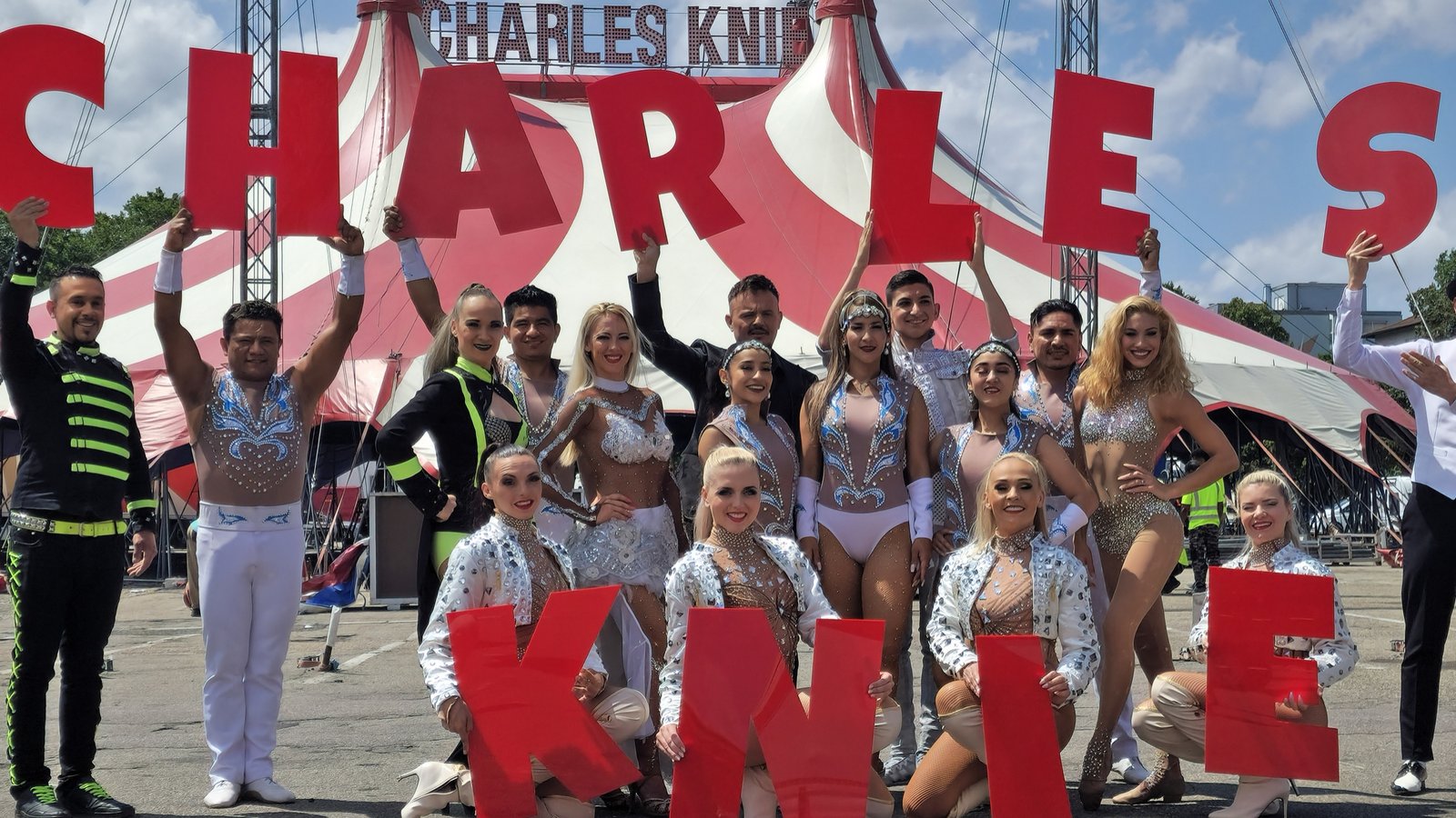Gute Laune kurz nach der Ankunft: Auf dem Messplatz freuen sich die Künstler bereits auf den Auftritt in der Manege des Zirkus Charles Knie. Foto: Friedrich Gute Laune kurz nach der Ankunft: Auf dem Messplatz freuen sich die Künstler bereits auf den Auftritt in der Manege des Zirkus Charles Knie. Foto: Friedrich