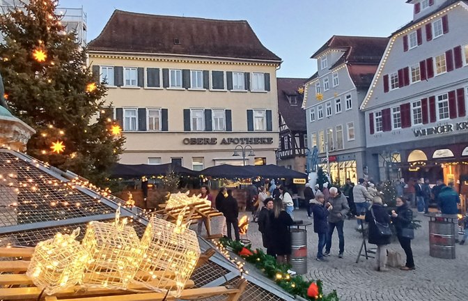Eine etwas windige, aber stimmungsvolle Veranstaltung der „Crew 33“ lockte am Freitag zum geselligen Beisammensein beim Vaihinger Winterdorf auf den Marktplatz. Auch heute gibt es von 16 bis 22 Uhr Essen, Trinken, Musikeinlagen des MVV und mehr. sr