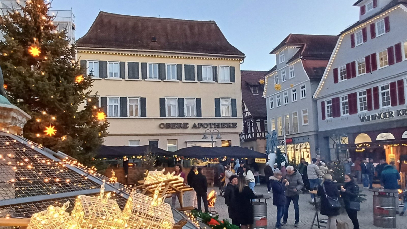 Eine etwas windige, aber stimmungsvolle Veranstaltung der „Crew 33“ lockte am Freitag zum geselligen Beisammensein beim Vaihinger Winterdorf auf den Marktplatz. Auch heute gibt es von 16 bis 22 Uhr Essen, Trinken, Musikeinlagen des MVV und mehr. sr