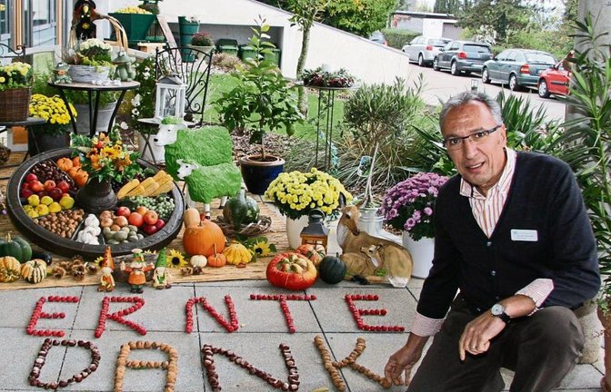 Gemeinsam mit Bewohnern hat Altentherapeut Georgios Sismanidis die Dekoration am Eingang des Karl-Gerok-Stifts in Vaihingen arrangiert. Foto: Rücker