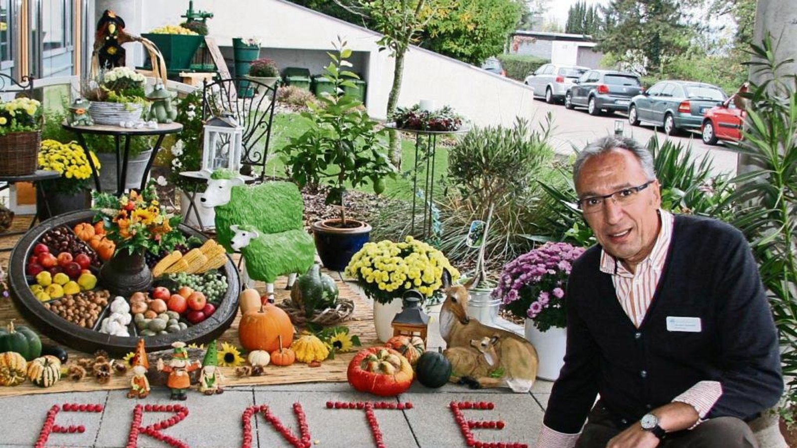 Gemeinsam mit Bewohnern hat Altentherapeut Georgios Sismanidis die Dekoration am Eingang des Karl-Gerok-Stifts in Vaihingen arrangiert. Foto: Rücker Gemeinsam mit Bewohnern hat Altentherapeut Georgios Sismanidis die Dekoration am Eingang des Karl-Gerok-Stifts in Vaihingen arrangiert. Foto: Rücker