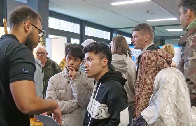 Viele Schüler gehen bei der Ausbildungsbörse in Mühlacker direkt ins Gespräch und informieren sich über passende Berufsbilder. <span class='image-autor'>Foto: Friedrich</span>